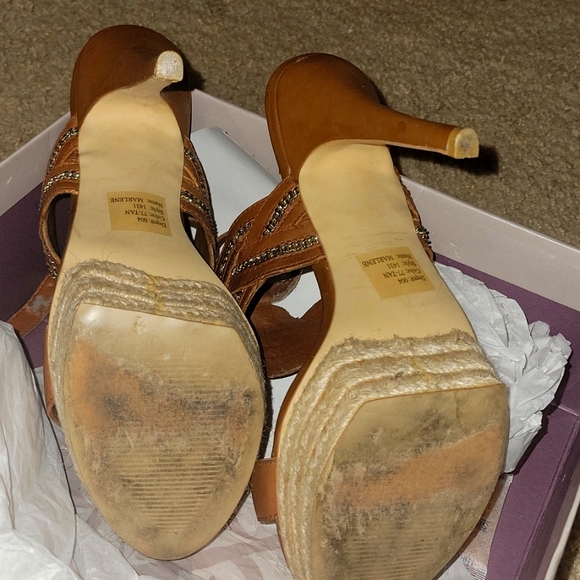 Really cute open toe soft brown heels. Very comfortable worn a few time. - Picture 4 of 4
